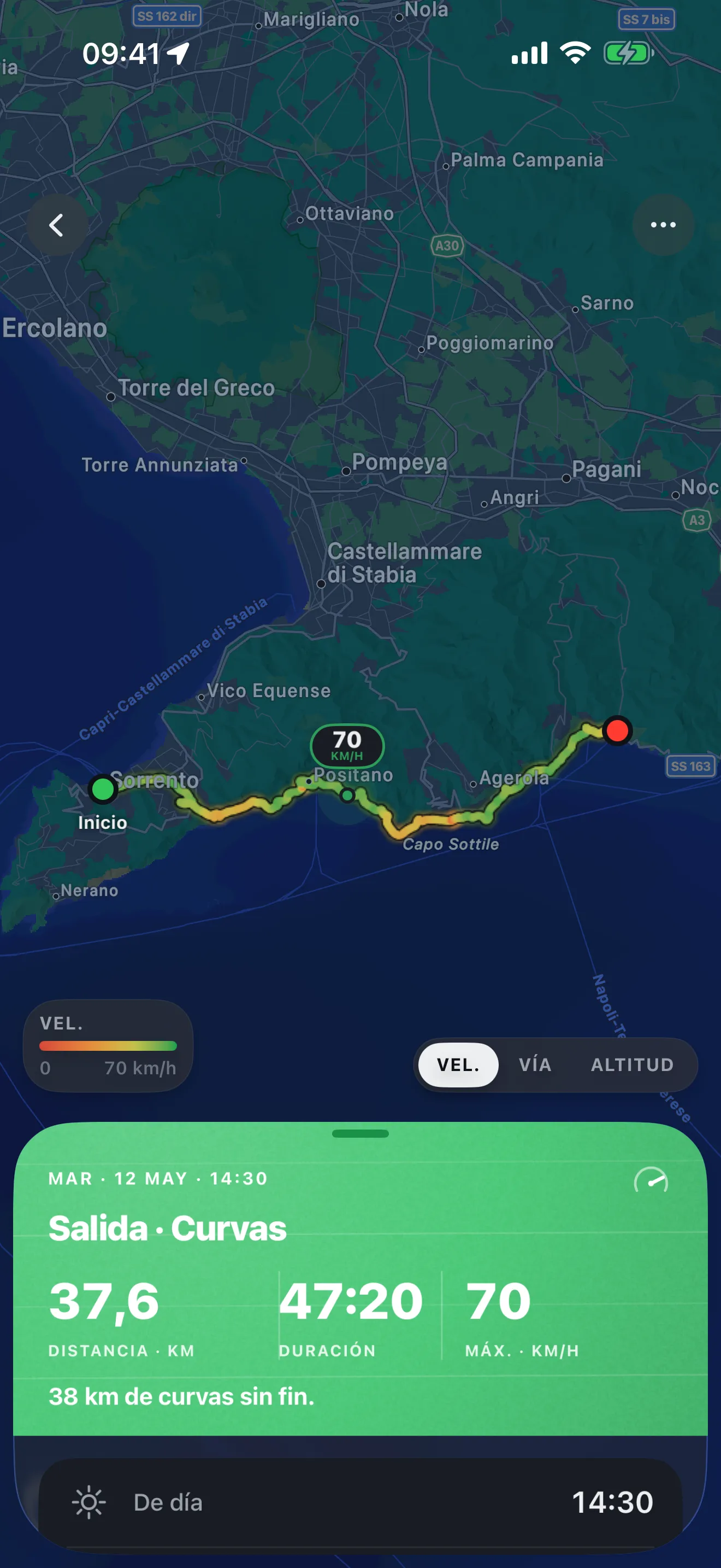 Roveri muestra una salida grabada: la ruta dibujada sobre un mapa oscuro de la costa y, al lado, un panel verde de estadísticas